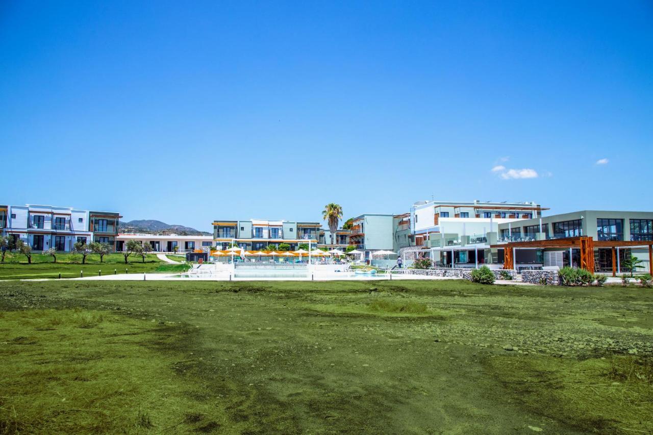 מלון Ampelia Seaside 4*
